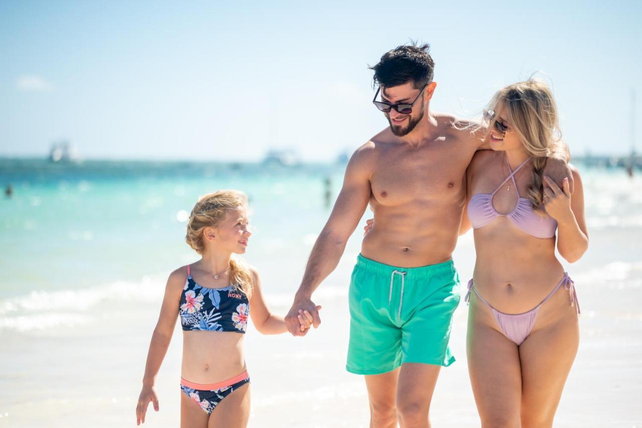 Lopesan Costa Bavaro Resort, Spa & Casino Punta Cana Dış mekan fotoğraf Family on the beach