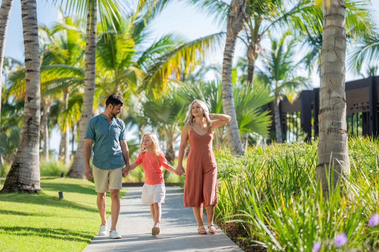 Lopesan Costa Bavaro Resort, Spa & Casino Punta Cana Dış mekan fotoğraf Family at the resort