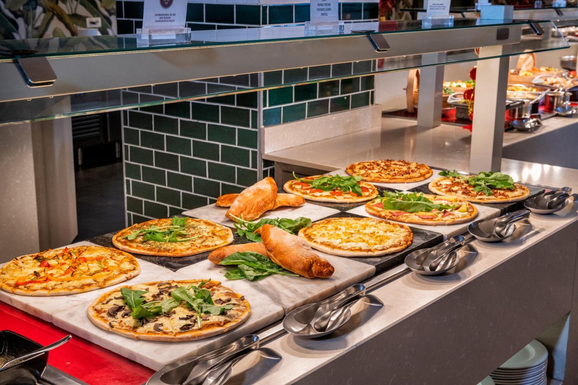 Lopesan Costa Bavaro Resort, Spa & Casino Punta Cana Dış mekan fotoğraf Pizza at a buffet